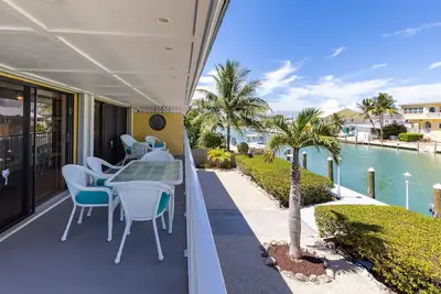 Image de Fun front de mer maison w \/ 35ft. quai et accès à la piscine partagée et à la plage privée!
