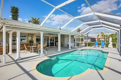 Image de Bord de l'eau Cape Coral Home w / Lanai & Pool!
