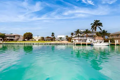 Image de Accueil Waterfront w \/ quai de 35 pieds et l'accès à la plage privée et piscine partagée