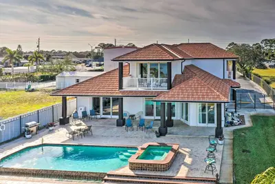 Image de Bord de l'eau Titusville Resort Home w / piscine et bain à remous