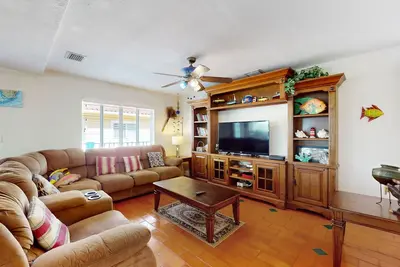 Image de Maison au bord de l'eau avec quai de 35 pieds et accès �� la piscine et à la plage partagées!