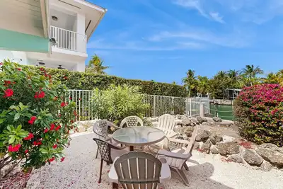 Image de Accueil chien-w \/ 60 pieds de l'espace de quai et l'accès au Club Cabana, piscine partagée.
