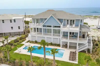 Image de Idéal pour les familles. Plan d'étage ouvert spacieux, piscine privée. Accès facile à la plage
