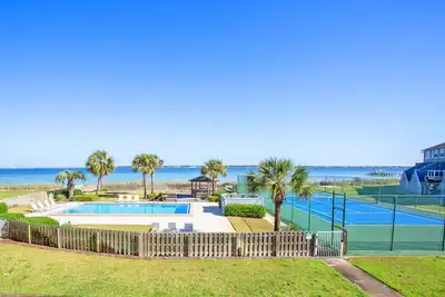 Image de Bay Out Back, Gulf Out porte d'entrée de ce condo bien nommé Sound Front
