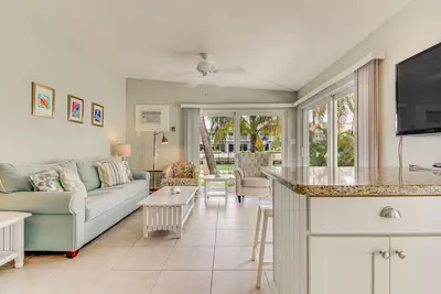 Image de Bord de l'eau à la maison w \/ 28ft. digue, piscine partagée et accès à la plage!