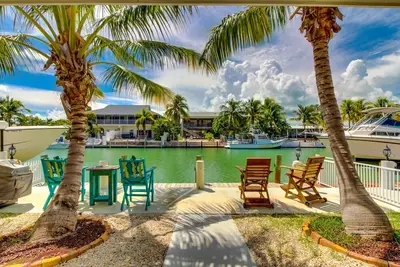 Image de Accueil au bord de l'eau avec un quai de 33 pieds, adhésion au Cabana Club - piscine et plage partagées
