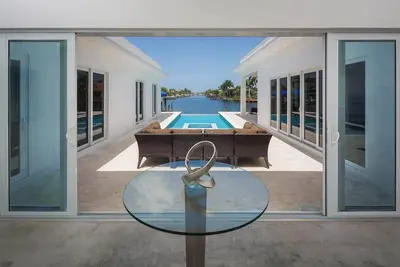 Image de Front de mer contemporain - Maison moderne et luxueuse avec piscine et vue imprenable