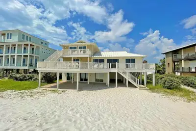 Image de Gulf Front Family-Friendly Home avec terrasse spacieuse et une vue imprenable.