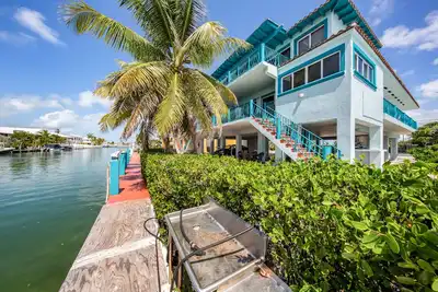 Image de Bord de l'eau duplex w \/ piscine et la plage accès partagé, 35 pi quai!