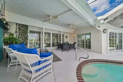 Image de Pool Home avec vue sur le lac à couper le souffle! Golf disponible - 5 minutes à Gulf Beach!