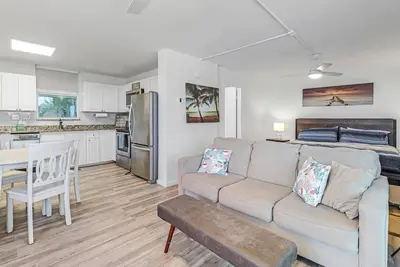 Image de Remodel moderne, 4 min à pied de la plage, vélos gratuits, équipement de plage et Wifi, escapade parfaite à la plage de Bonita!