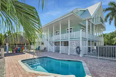 Image de Maison unifamiliale à Kcb avec balcon panoramique donnant sur la piscine