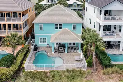 Image de Bord de l'eau Breeze Coastal Accueil! Piscine privée, 5 chambres à coucher!