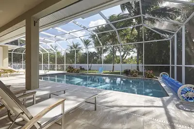 Image de Private Gem - 2 milles des plages! Piscine privée chauffée - Magnifique maison mise à jour