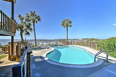 Image de Beachfront Cedar Key Condo w \/ Pool, Spa & Vues!