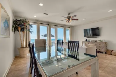 Image de Gulf-Front 4 chambres / 3 salles de bains White Sands Townhouse. Wifi gratuit. Gril