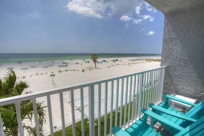 Image de Affordable Beachfront Condo Studio avec balcon privé donnant sur le golfe!