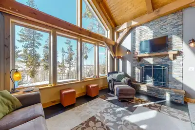Image de Au calme, maison construite sur mesure w \/ vues de Continental Divide!
