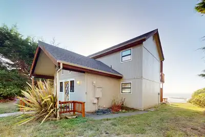 Image de Dog-friendly maison w \/ vues sur l'océan juste devant vos fenêtres et un bain à remous privé!