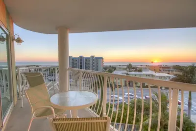 Image de Vues fantastiques du balcon. Excellent emplacement. Belle propriété directement en face de la plage!
