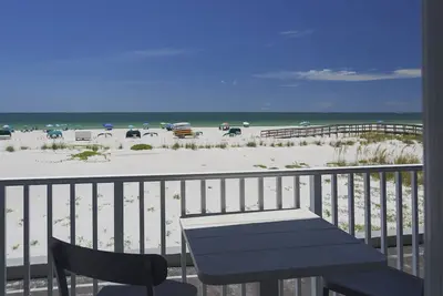 Image de Amazing View de cette Two Bedroom Beachfront Suite. Deux balcons! Grande valeur!
