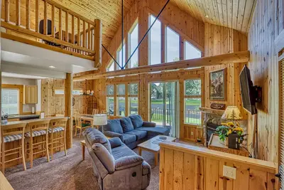 Image de Chalet lumineux w / piscine partagée, bain à remous, commodités de la station et de divertissement!