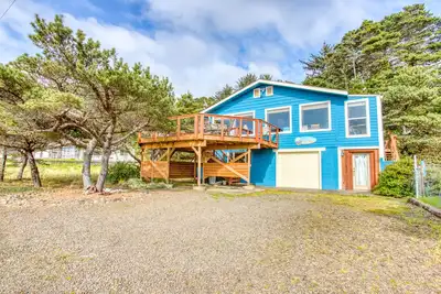 Image de Dog-friendly maison avec vue sur l'océan, facile plage et accès à la baie et une piscine partagée!