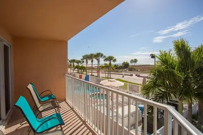 Image de Au coeur de l'île au trésor! Unité de coin en bord de mer - Balcon privé, cuisine équipée