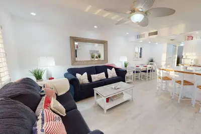 Image de Unité de coin directement sur une section tranquille et privée de Sunset Beach avec une vue impressionnante!