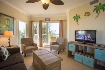 Image de Beachfront Resort. Unité de coin avec balcon doubles.