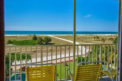Image de Sleek, moderne avec une vue incroyable. Abordable plage.