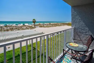 Image de Extra Space dans ce Beachfront Condo Studio. Fabulous View!