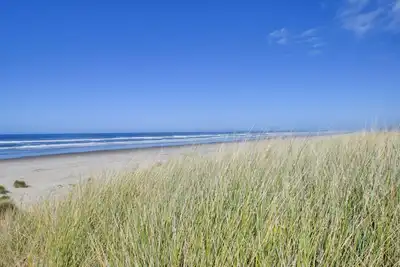 Image de Bord de l'océan, vue sur la baie, confort et élégance, piscine saisonnière.