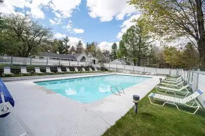 Image de Condo skis aux pieds avec piscine commune, bain à remous et sauna - très bien situé!