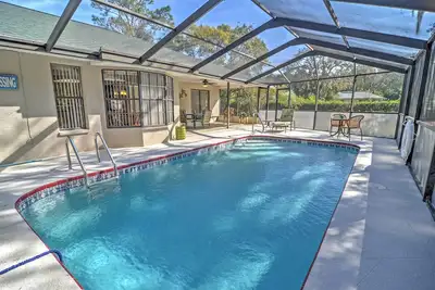 Image de Pristine Spring Hill House avec piscine privée et véranda