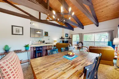 Image de condo Cabin style w / piscine partagée et un bain à remous - moins d'un mile de Lake Tahoe!