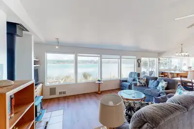 Image de bayfront maison de chien-friendly w / vue sur l'eau et pont imprenable, piscine partagée