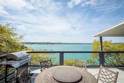 Image de Lakeside Villa- Waterfront & Best Views on the Lake, en vedette sur Hgtv!