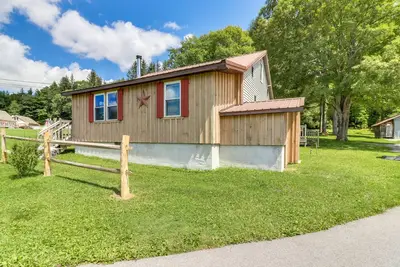 Image de Chalet de campagne acceptant les chiens avec terrasse, foyer et air hockey - près de Yough River!