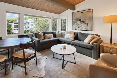 Image de Restez avec vos amis et économisez! Piscine extérieure, Hot Tubs, Sentier des sentiers battus, Restaurants, Boutiques à Snowmass.