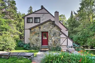 Image de West Dover Home w \/ Hot Tub - Courte distance en voiture du mont. Neige