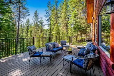 Image de Cabane en rondins paisible avec un foyer, une terrasse avec vue sur la forĂŞt et une maison de jeu!