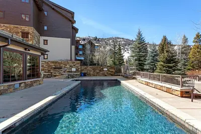 Image de Ski In \/ Out, navette Village Connect, vues sur Beaver Creek Mtn, bain à remous toute l'année et piscine chauffée!