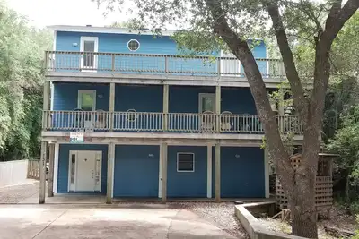 Image de 5 chambres w \/ Master Suite, piscine privée, bain à remous, jeu de palets et de baby-foot!