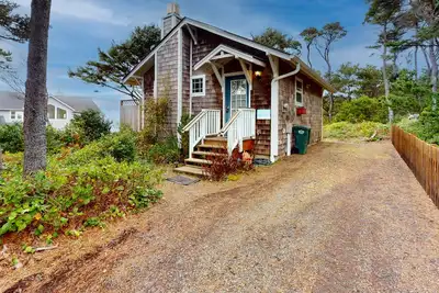 Image de Cozy dog-friendly chalet avec vue sur l'océan et l'emplacement fantastique!
