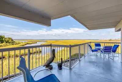 Image de vues Bayfront, une baignoire et une piscine chaude partagée, à quelques pas de la plage!
