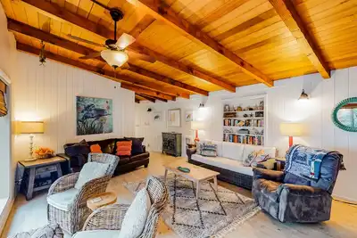 Image de Impeccable maison de oceanview avec accès à la plage privée et une grande terrasse!