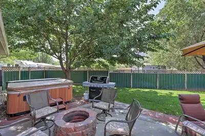 Image de «Red Rock Rambler» 3br Moab Home w \/ Hot Tub!