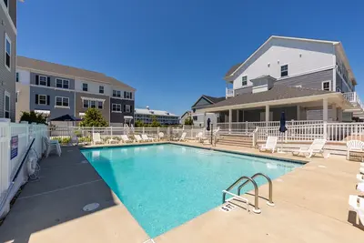 Charmante maison de ville qui accepte les chiens à seulement 1 1/2 pâté de maisons de la plage avec piscine commune