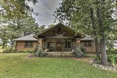 Image de Kingston Remote House avec foyer et cadre luxuriant!
